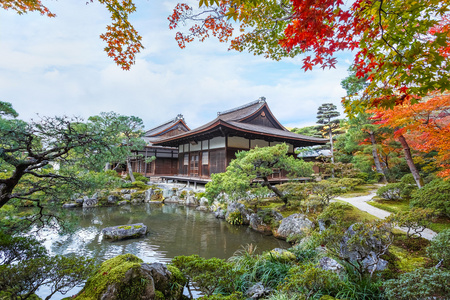 被选中的那 kaiyushiki，在京都银阁寺池塘漫步花园