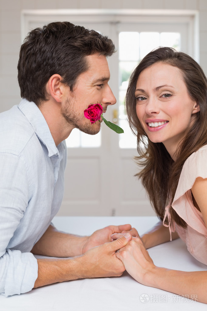 恩爱的小夫妻手牵着手在家里