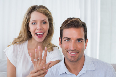 除人以外的女人展示订婚戒指