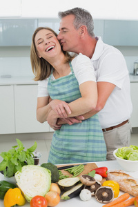 男人拥抱和亲吻女人，在厨房里