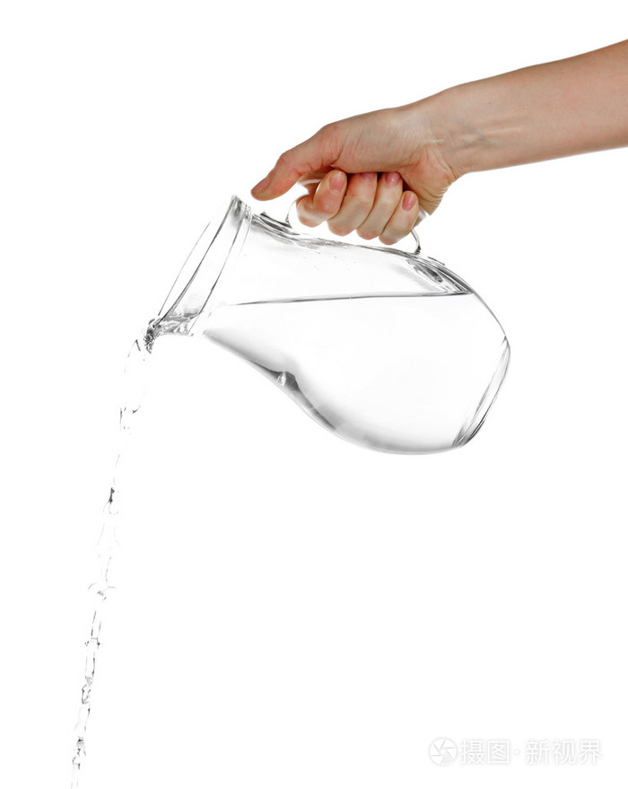 从玻璃投手孤立的白色衬底上倒水