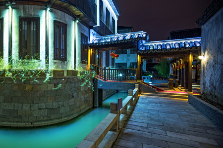 在河边的传统建筑的夜景图片
