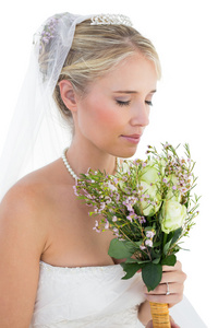 新娘嗅到花束在白色的背景