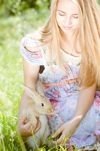 一只兔子的女孩