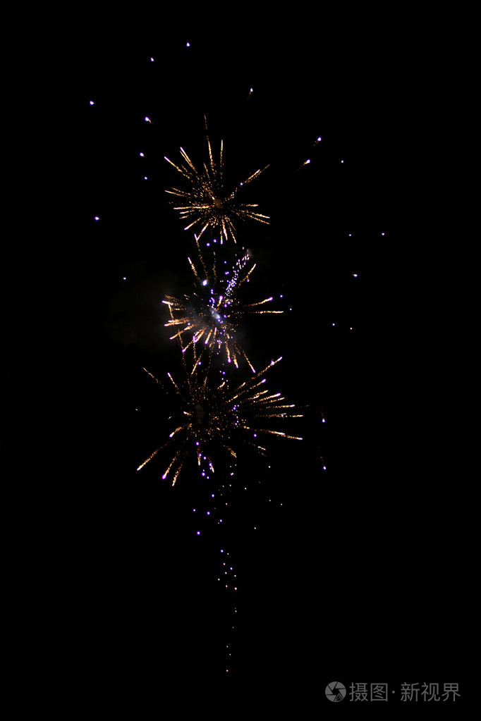 黑色的天空背景上的烟花