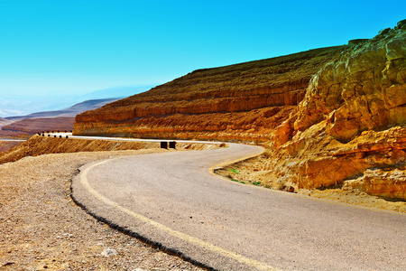 蜿蜒曲折的道路