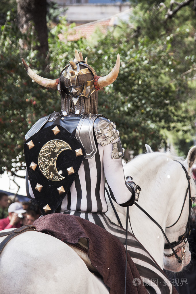 在节日里的摩尔人和基督徒的马背上的战斗机