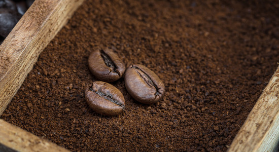 咖啡豆和地面