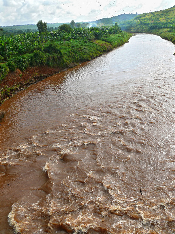 非洲的肯尼亚.内罗毕附近的景色.浑浊的河水的数据流