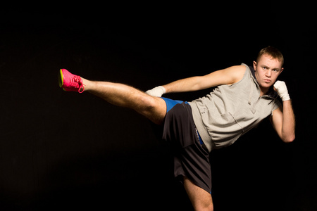 敏捷的年轻跆拳道,痛斥他的脚照片