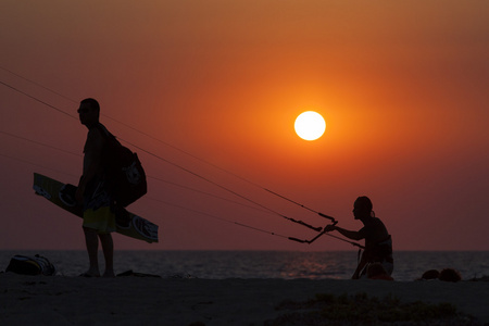 航行在日落时的 kitesurfer 的剪影