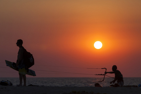 航行在日落时的 kitesurfer 的剪影