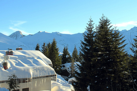 冰雪覆盖的屋顶，在山地景观