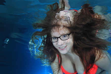 水下戴着眼镜的女人
