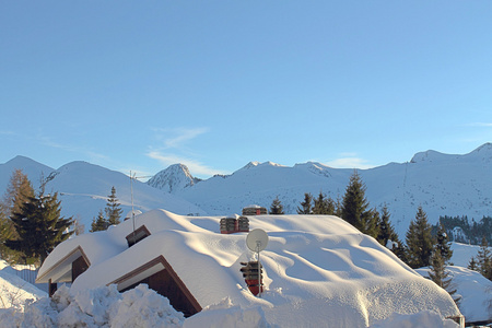 冰雪覆盖的屋顶，在山地景观