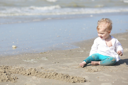 在沙滩上玩的小女孩