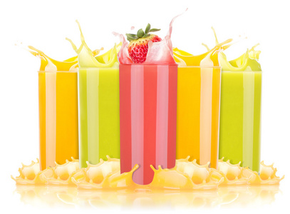 夏季口味的水果饮料在玻璃时溅起水花