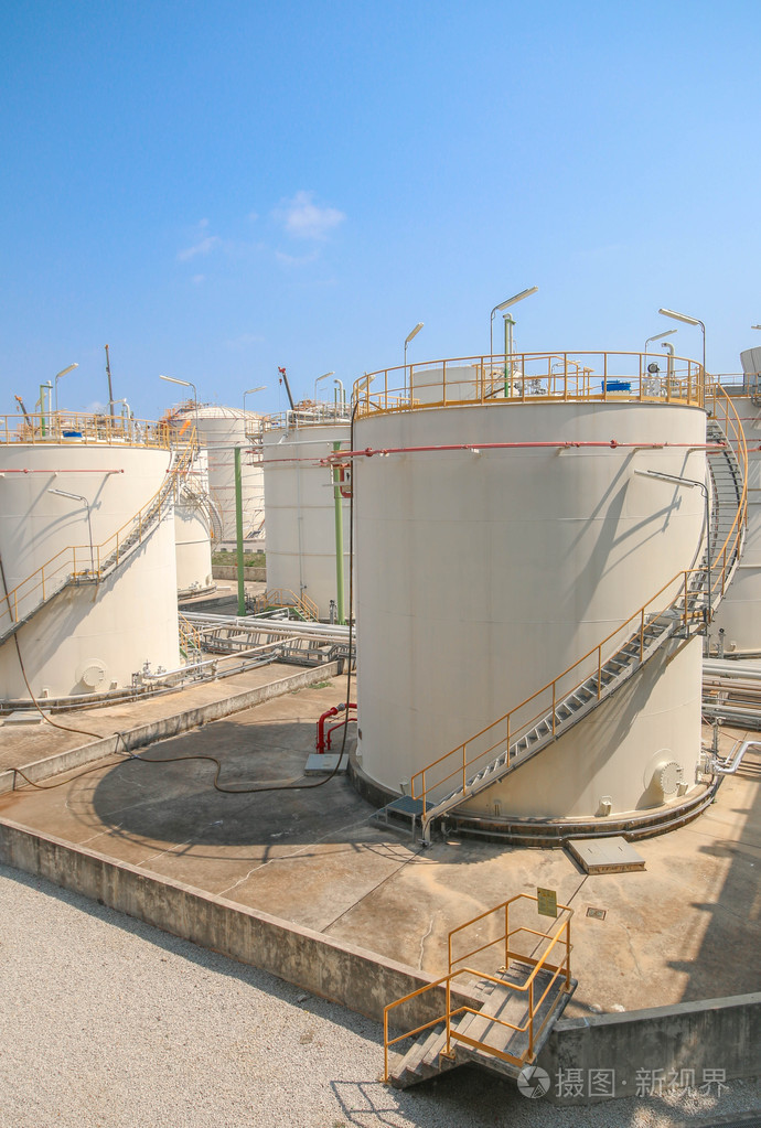 油库与蓝蓝的天空