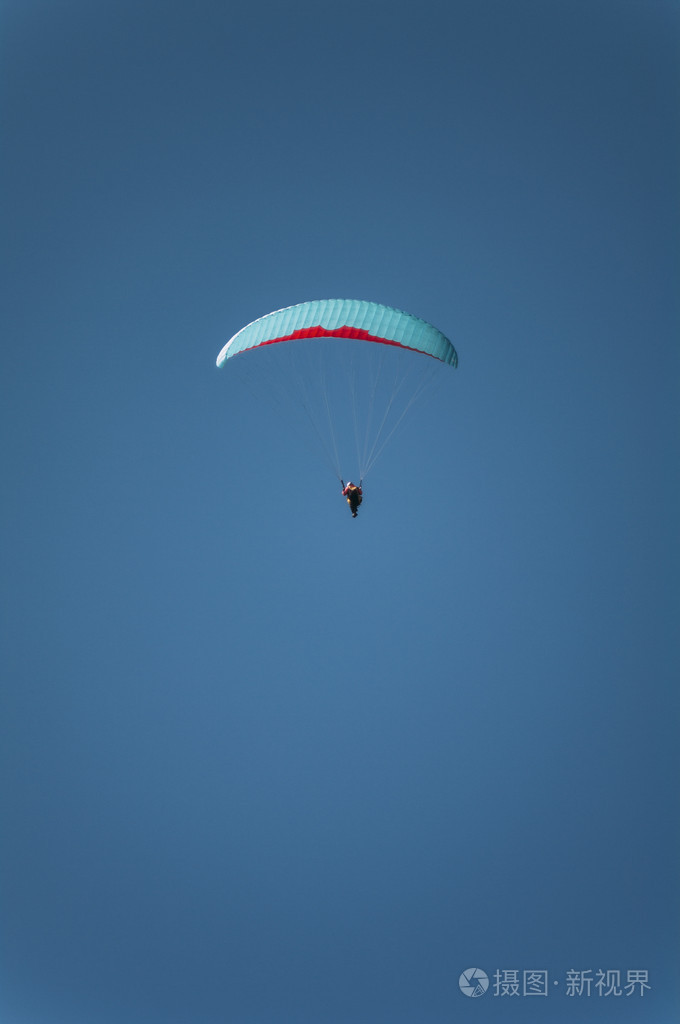 滑翔伞在奥地利阿尔卑斯山与背景上的 krawanken 系列