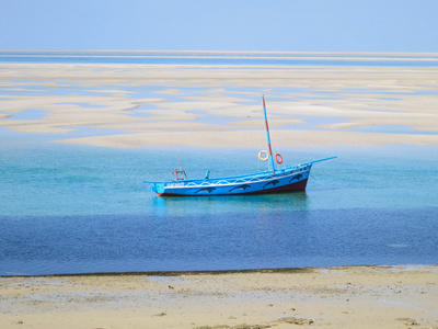 单桅帆船上的 vilankulo 海岸