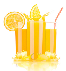 新鲜的橙汁在玻璃时溅起水花