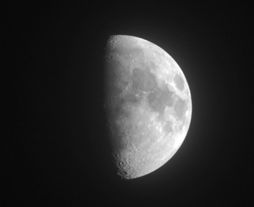 月亮。半个月亮。黑白照片