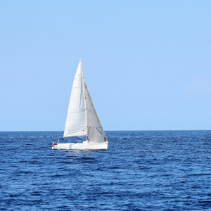 白色风帆游艇帆船