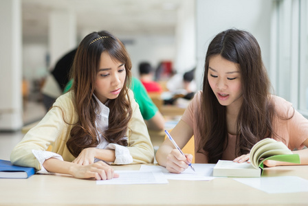 亚洲学生在图书馆工作