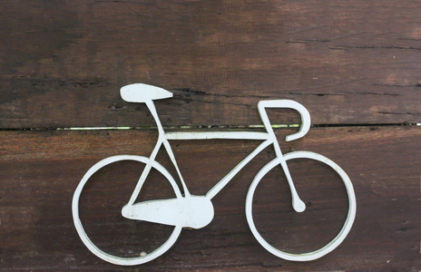 在木头上的自行车标志