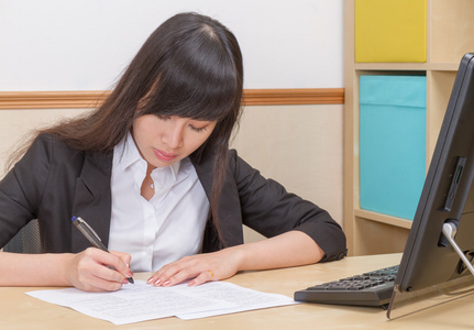 伏案写作名中国女子在伏案写作照片