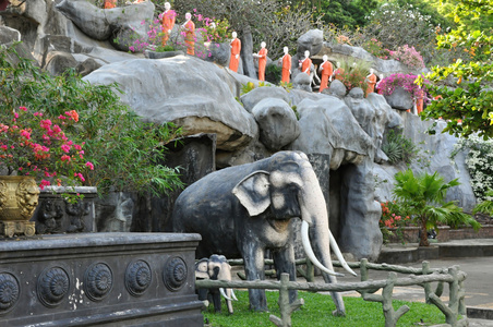 Number of standing Buddhas in Sr Lanka Dambulla