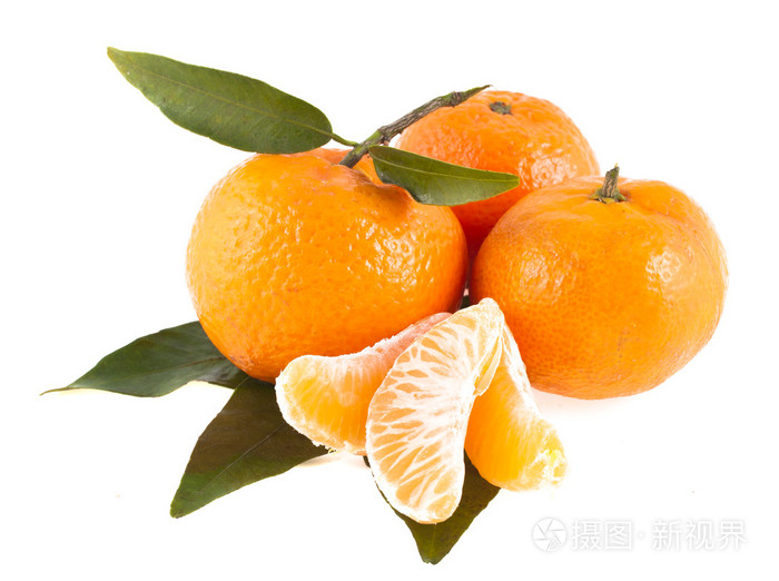 绿色的叶子,孤立的白色背景上的橘子