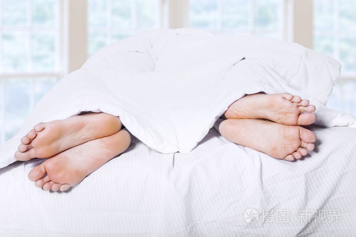 两个双脚在床上1