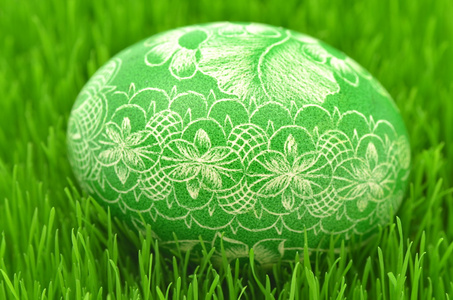 传统划痕手工制作复活节彩蛋在草地上