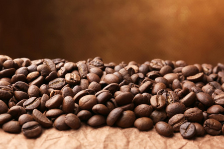 咖啡豆上棕色背景表格图片