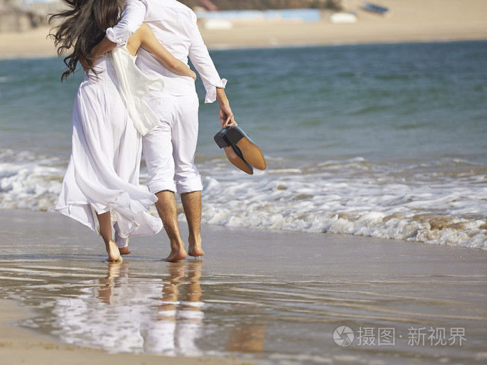 在海滩上的情侣