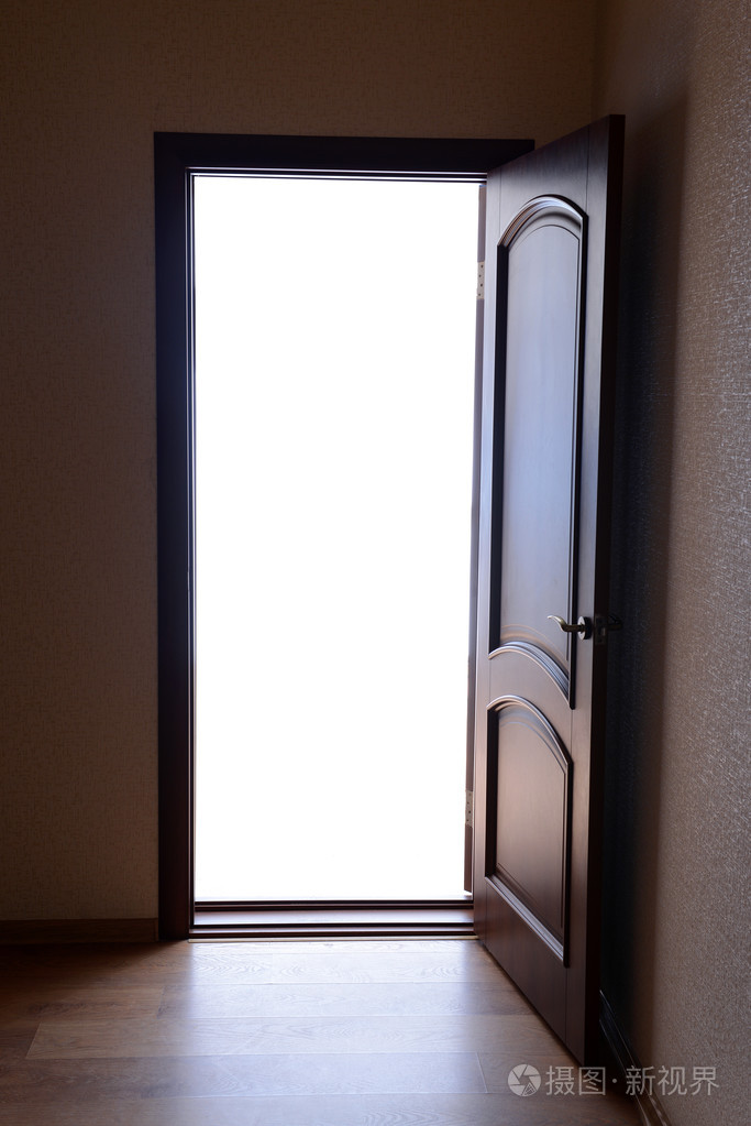 与外界的明亮光线扇敞开的门