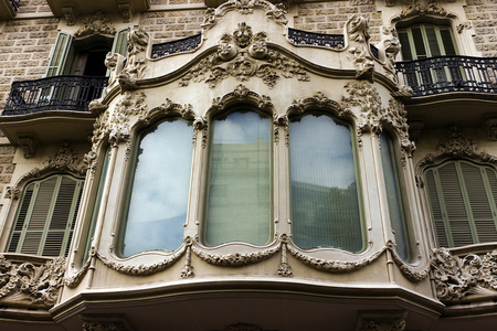 门面房子窗户和阳台的巴塞罗那。西班牙