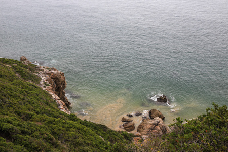 岩石和在海岸的海