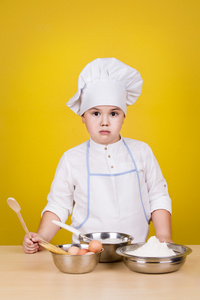 穿制服的小男孩厨师。