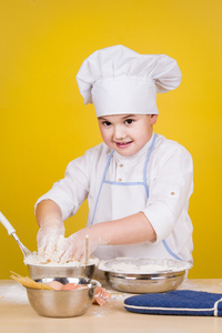 穿制服的小男孩厨师。