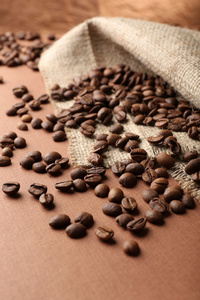 咖啡豆上棕色背景表格