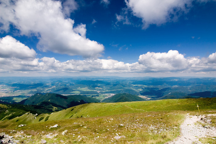 山山脊线和蓝色天空与云彩在夏天