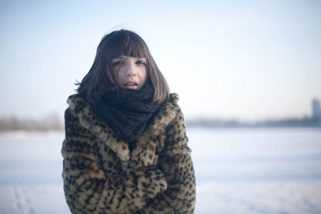一个女孩在一个冬日的肖像