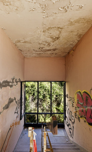 废弃建筑楼梯间图片