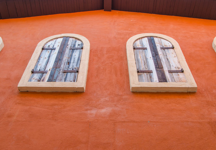 橙色的水泥墙上的老式窗口