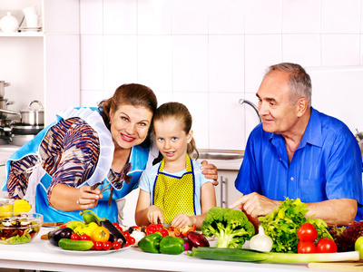 家庭与儿童在厨房做饭