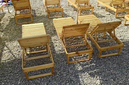 木躺椅在克里米亚半岛的海滩上