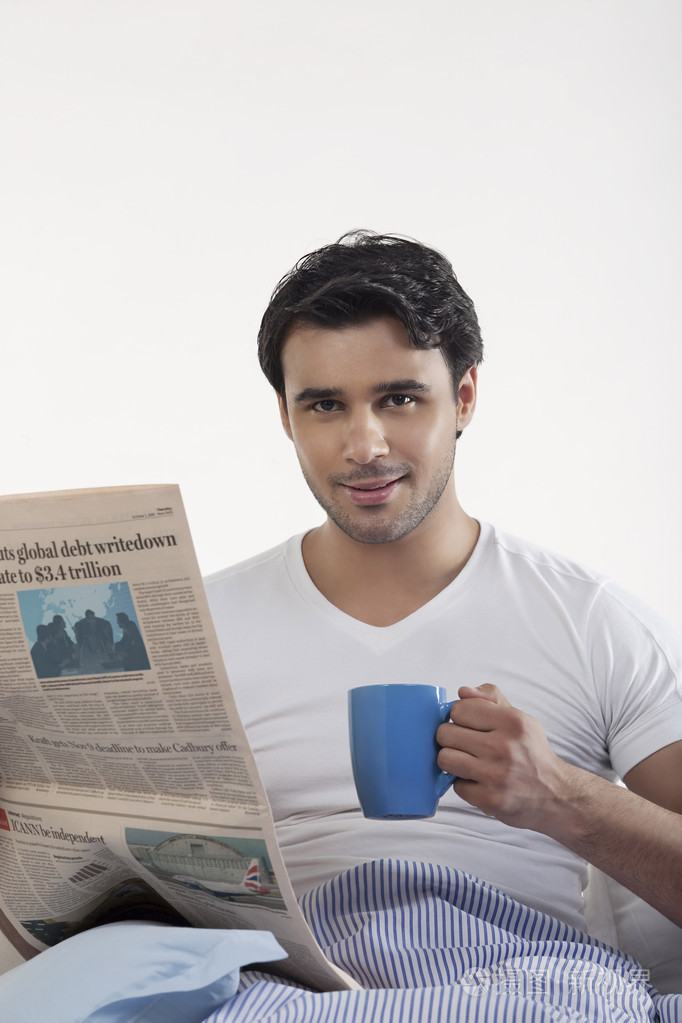 该名男子手持一份报纸照片-正版商用图片1f31pf-摄图新视界