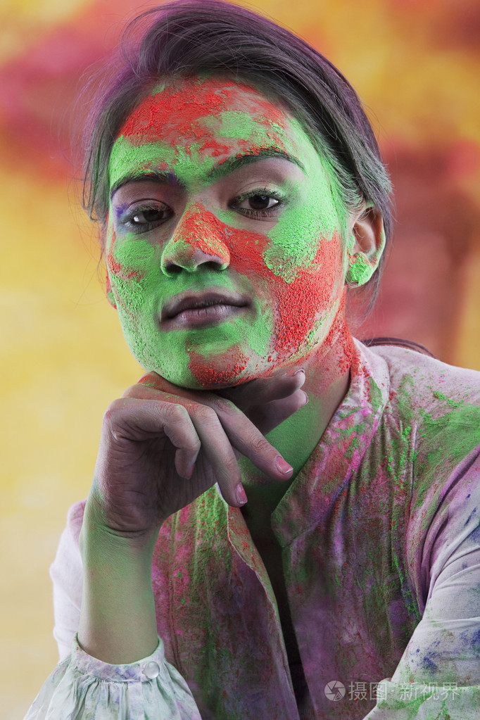 女人的脸覆盖在洒红节的颜色